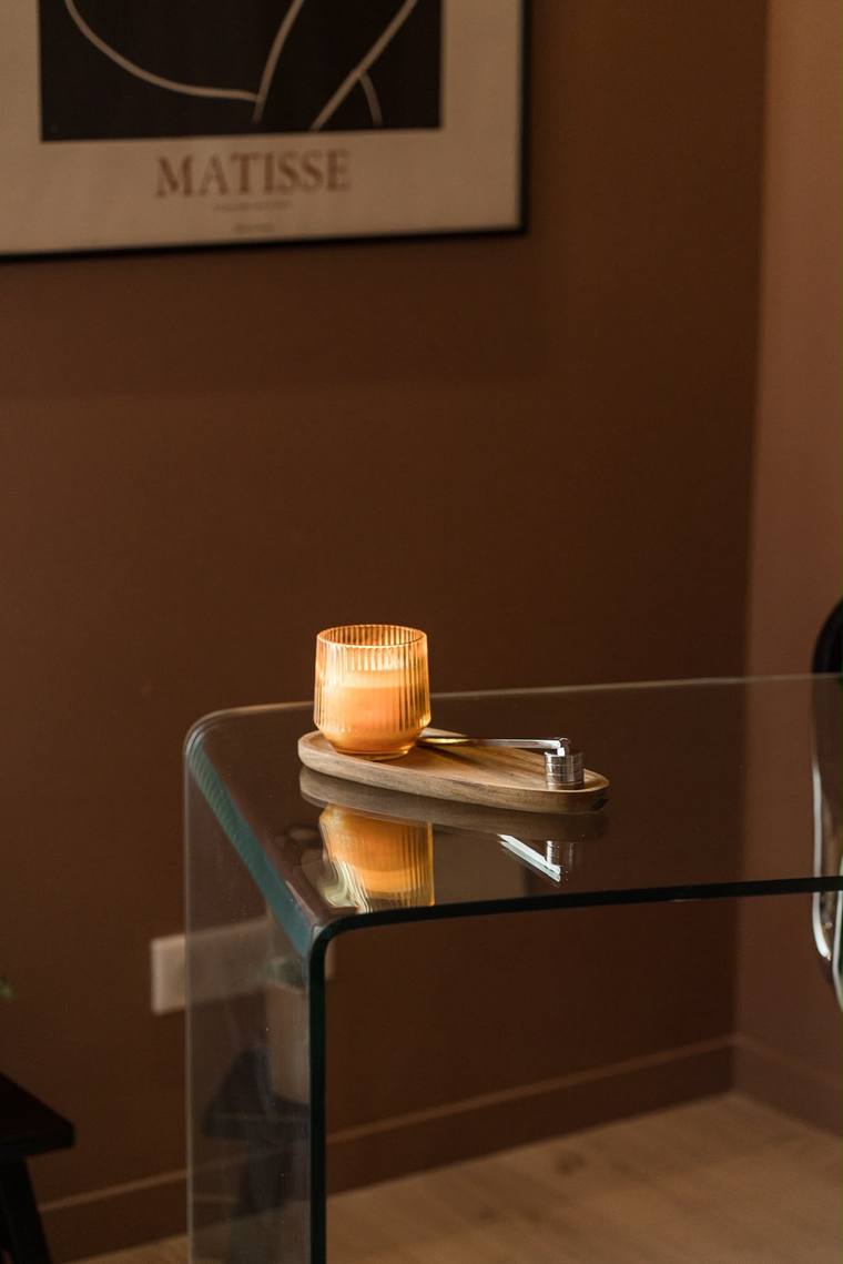 Bougie allumee sur le bureau, prete pour la visite